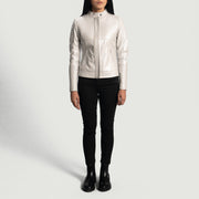 Close-Up Detail of Band with snap button &amp; Zipper Hardware on Women's Ice Maiden Silver Quilted Læder Bikerjakke til Kvinder