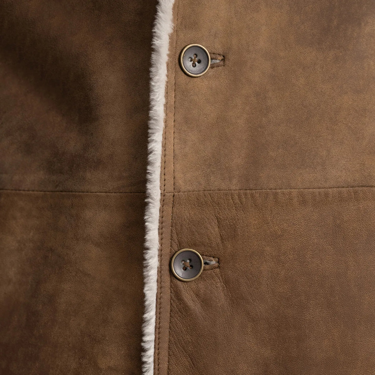 
Nærbillede of Notch & Button Hardware on Kolby Distressed Brown Shearling Long Coat