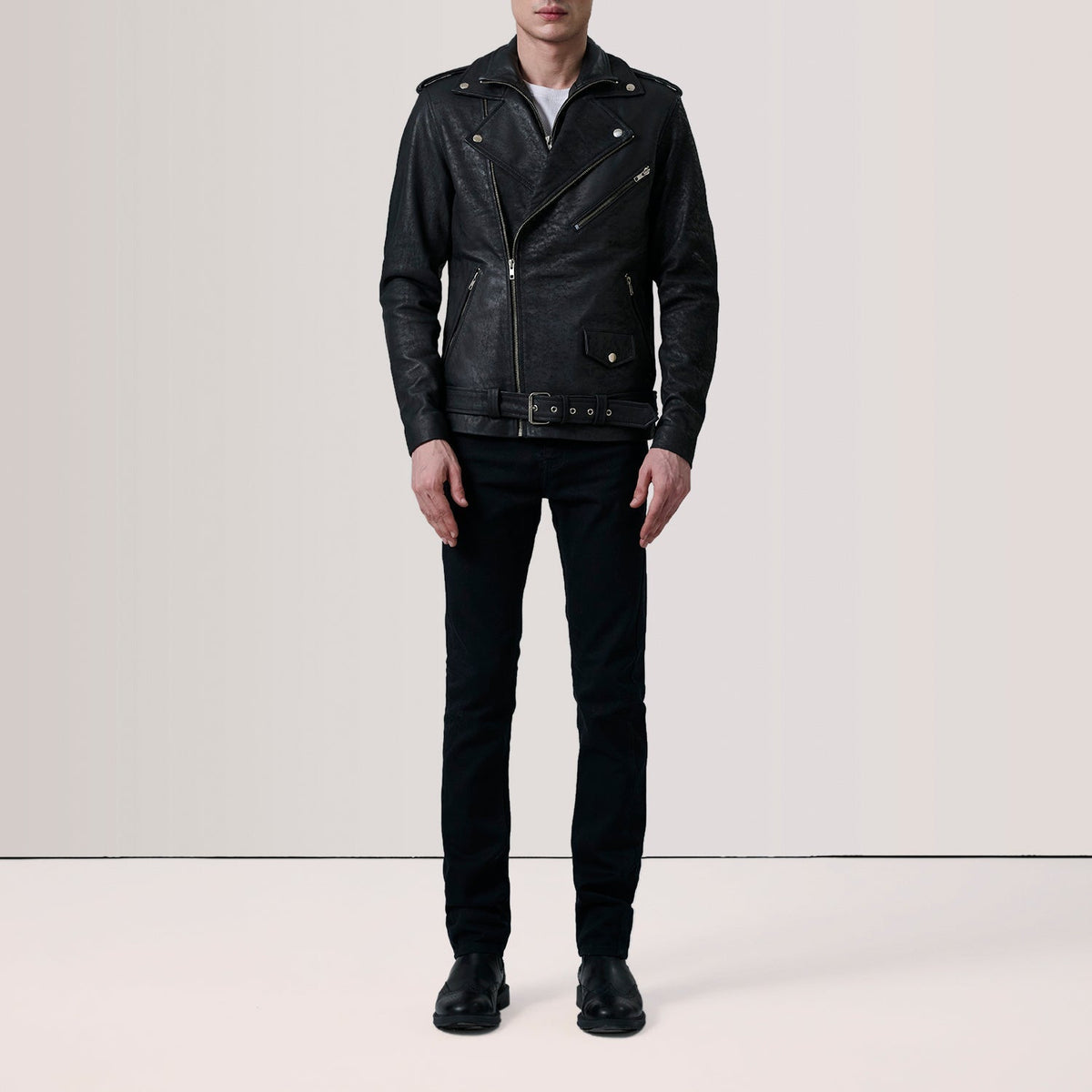 
Distressed Black Sheepskin Snuffed Biker Jacket - Bagfra med tilpassede skuldre og ren kant