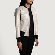 Lana Silver Læder Bomberjakke til Kvinder - Lateral Side Profile View Showing Sleeve Cut &amp; Athletic Taper Fit