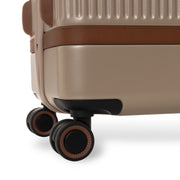Large Suitcase Zuna til Kvinder - Lateral Side Profile View Showing Sleeve Cut &amp; Athletic Taper Fit