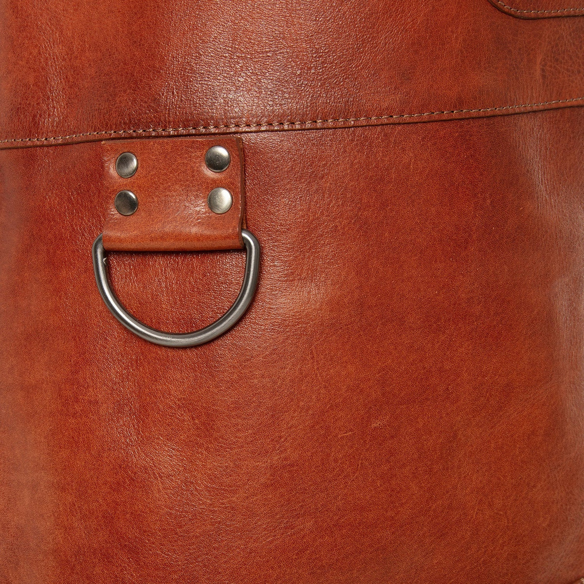 Close-Up Detail of Classic Collar &amp; Heavy-Duty Zipper Hardware on Leather Apron Churrasco til Kvinder