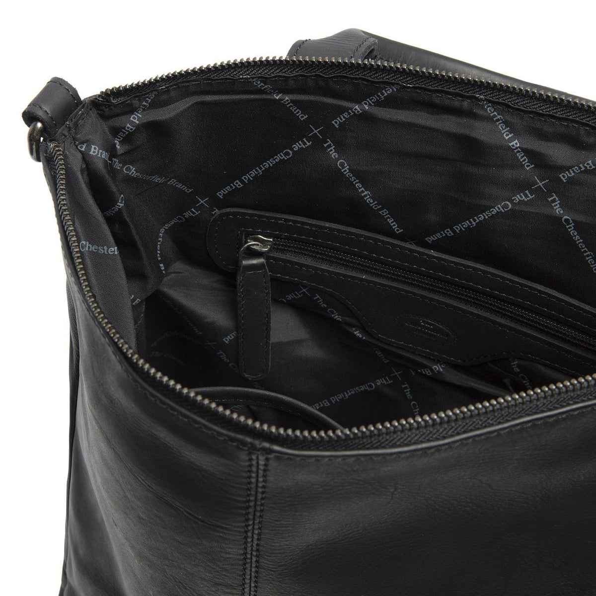Solid Antique Brass Hardware &amp; Heavy-Duty Dual Zipper Detail on Manchester Full-Grain Leather Backpack til Kvinder