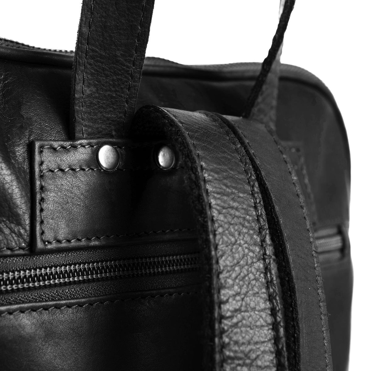 Solid Antique Brass Hardware &amp; Heavy-Duty Dual Zipper Detail on Naomi Full-Grain Leather Backpack til Kvinder