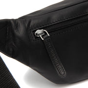 
Solid Antique Brass Hardware & Heavy-Duty Dual Zipper Detail on Brana Bæltetaske i læder