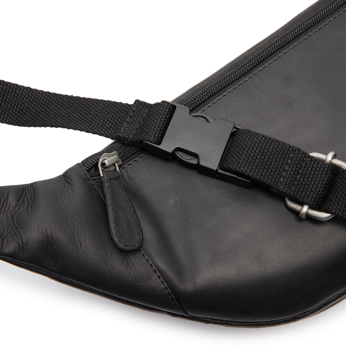 
Solid Antique Brass Hardware & Heavy-Duty Dual Zipper Detail on Vernio Bæltetaske i læder