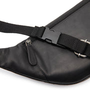 
Solid Antique Brass Hardware & Heavy-Duty Dual Zipper Detail on Vernio Bæltetaske i læder