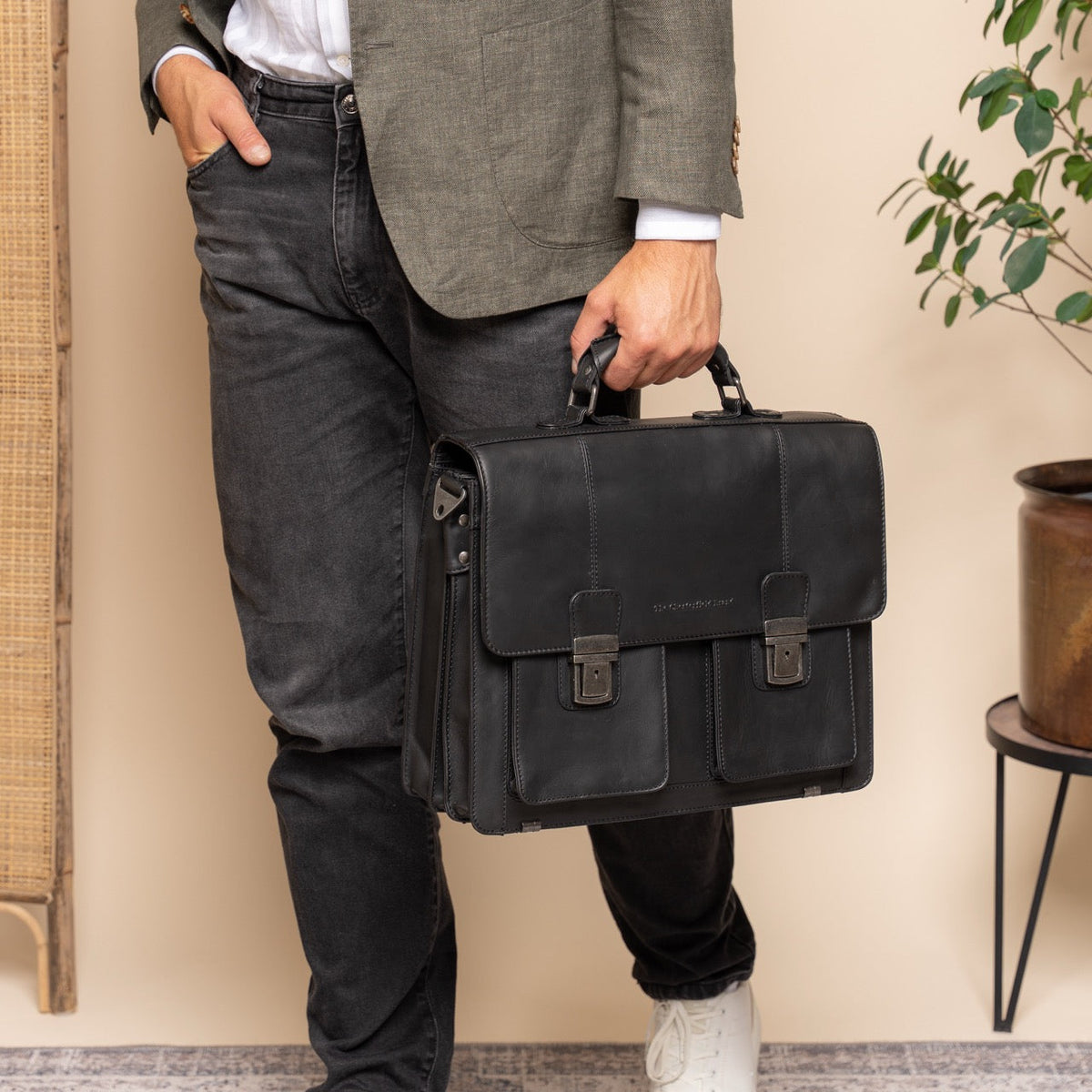 Solid Antique Brass Hardware &amp; Heavy-Duty Dual Zipper Detail on Springfield Full-Grain Leather Briefcase til Kvinder