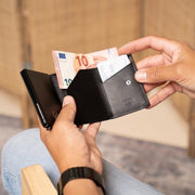 Lancaster Full-Grain Leather Card Holder til Kvinder - Structured Side Profile Showing Gusset Depth &amp; Expansion Capacity