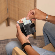 Prague Full-Grain Leather Card Holder til Kvinder - Structured Side Profile Showing Gusset Depth &amp; Expansion Capacity