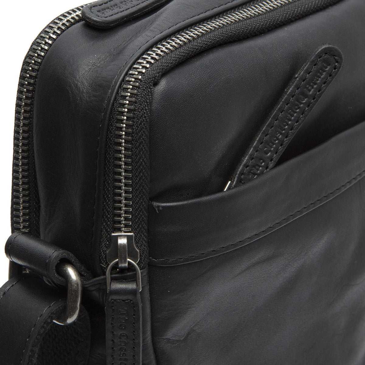 Solid Antique Brass Hardware &amp; Heavy-Duty Dual Zipper Detail on Alva Full-Grain Leather Crossbody Bag til Mænd