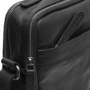Solid Antique Brass Hardware &amp; Heavy-Duty Dual Zipper Detail on Alva Full-Grain Leather Crossbody Bag til Mænd