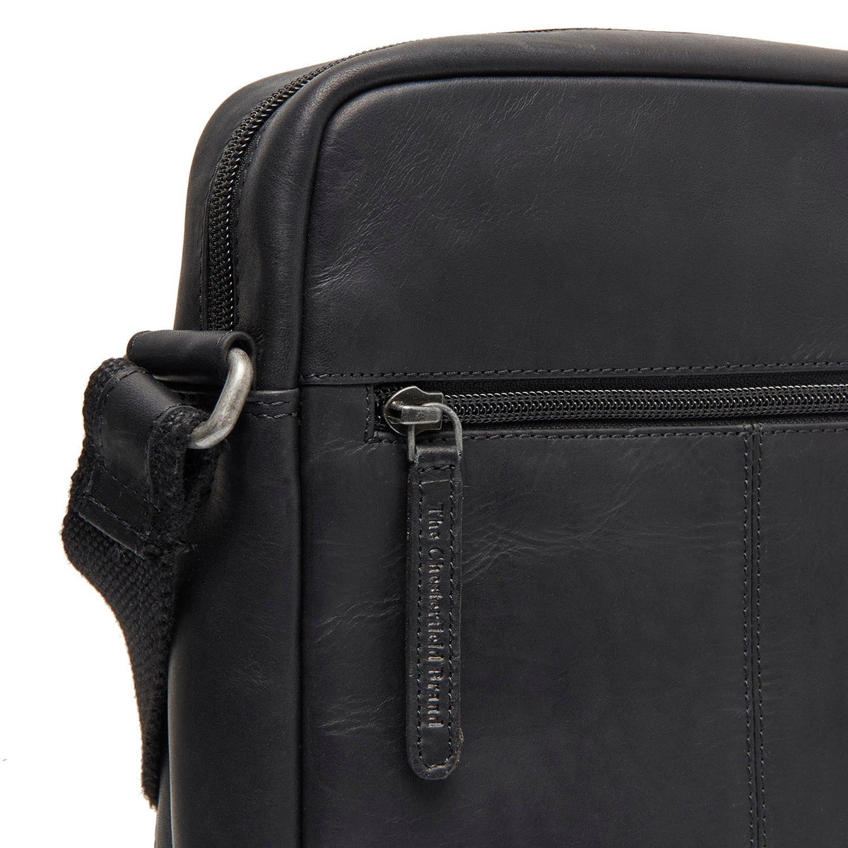 Solid Antique Brass Hardware &amp; Heavy-Duty Dual Zipper Detail on Anzora Full-Grain Leather Crossbody Bag til Mænd
