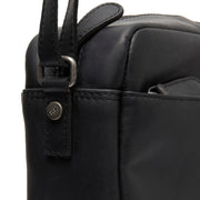 
Arona Crossbody taske i læder - Bagfra med forstærkede læderremme og syninger