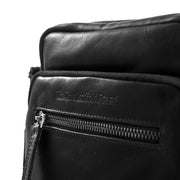 
Solid Antique Brass Hardware & Heavy-Duty Dual Zipper Detail on Birmingham Crossbody taske i læder