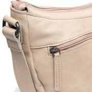 
Solid Antique Brass Hardware & Heavy-Duty Dual Zipper Detail on Clarita Crossbody taske i læder