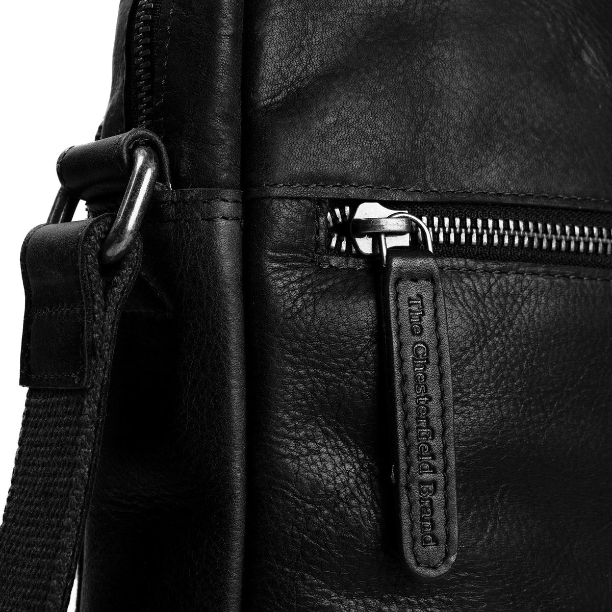 Solid Antique Brass Hardware &amp; Heavy-Duty Dual Zipper Detail on Dessau Full-Grain Leather Crossbody Bag til Mænd