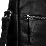 Solid Antique Brass Hardware &amp; Heavy-Duty Dual Zipper Detail on Dessau Full-Grain Leather Crossbody Bag til Mænd