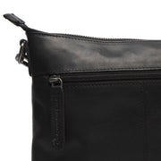 
Solid Antique Brass Hardware & Heavy-Duty Dual Zipper Detail on Faro Crossbody taske i læder