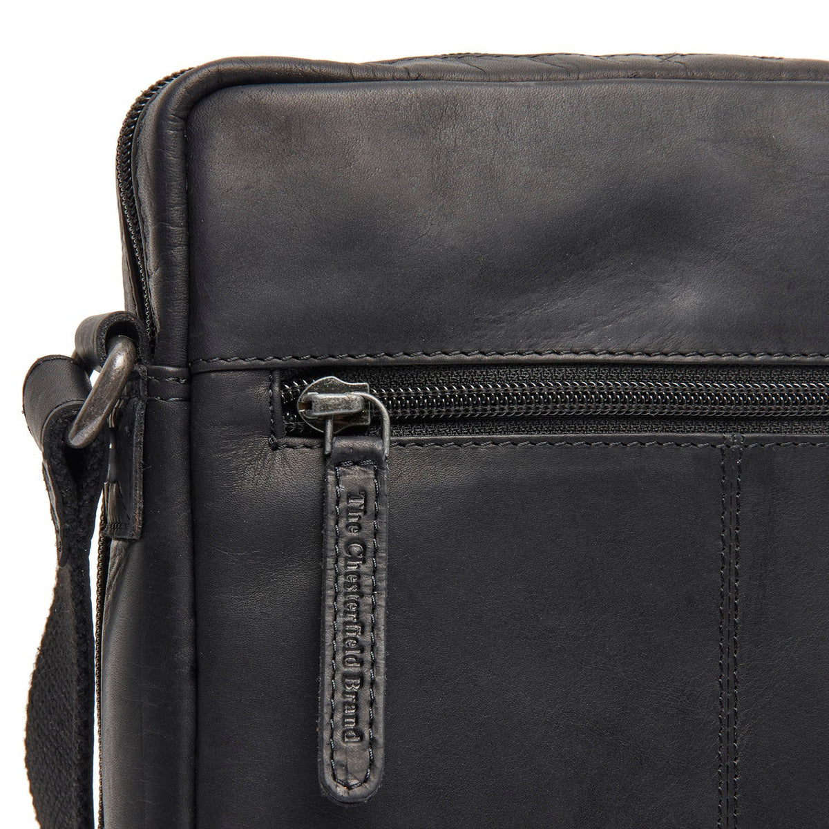 
Solid Antique Brass Hardware & Heavy-Duty Dual Zipper Detail on Montira Crossbody taske i læder