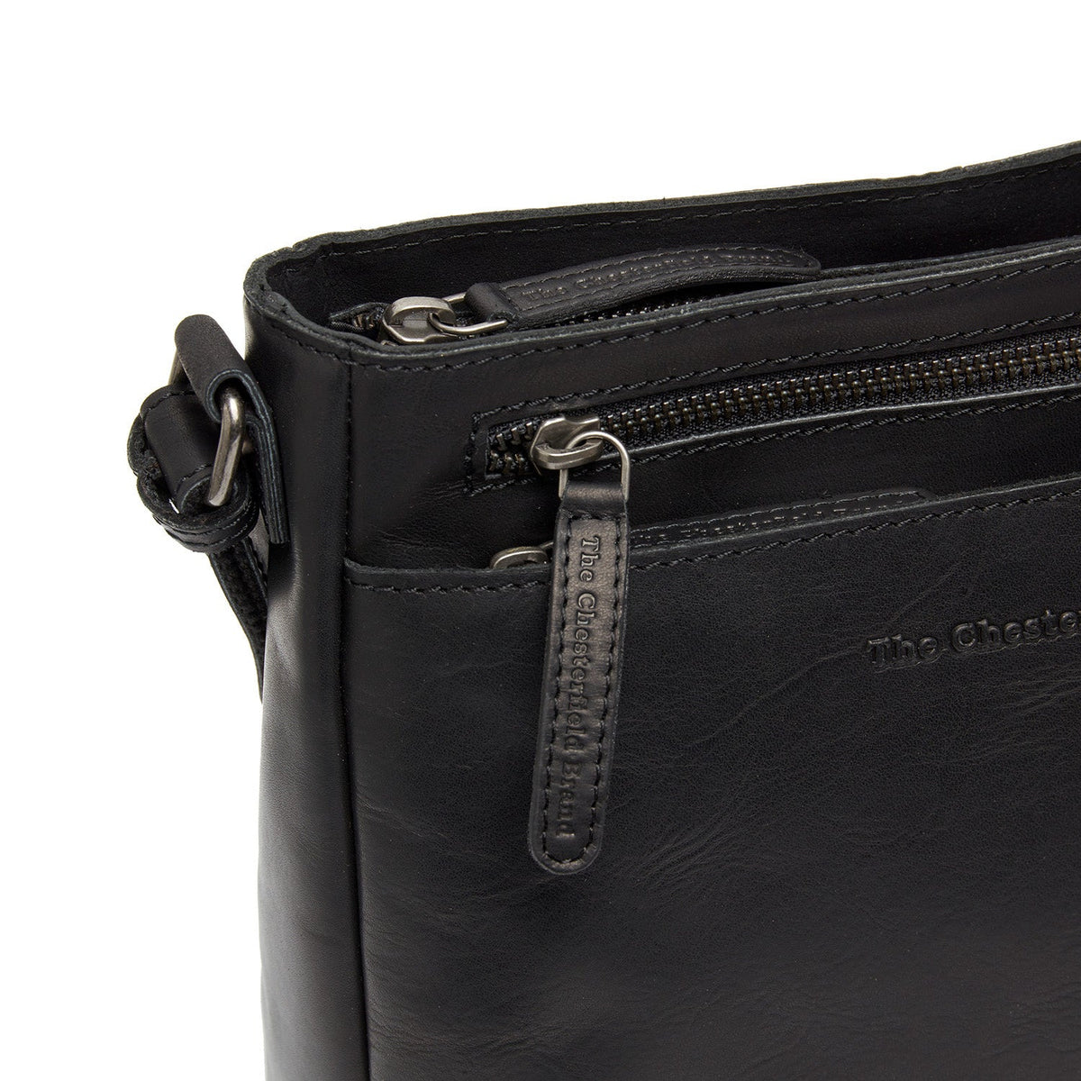 
Solid Antique Brass Hardware & Heavy-Duty Dual Zipper Detail on Mumbai Crossbody taske i læder