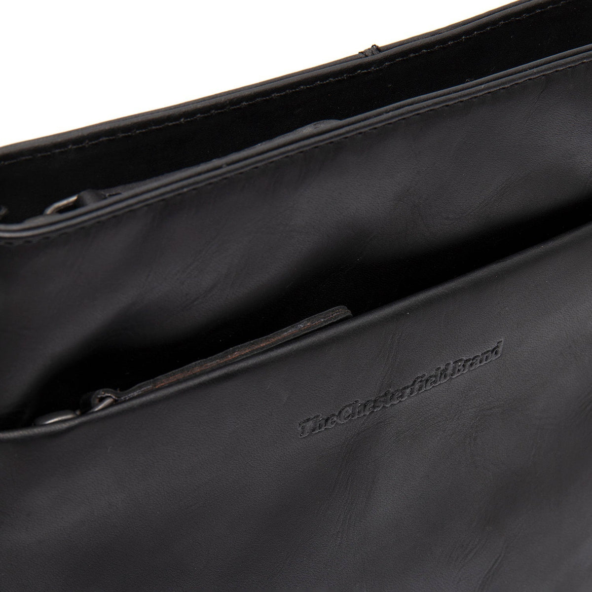 
Navene Crossbody taske i læder - Bagfra med forstærkede læderremme og syninger