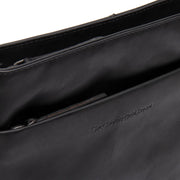 
Navene Crossbody taske i læder - Bagfra med forstærkede læderremme og syninger