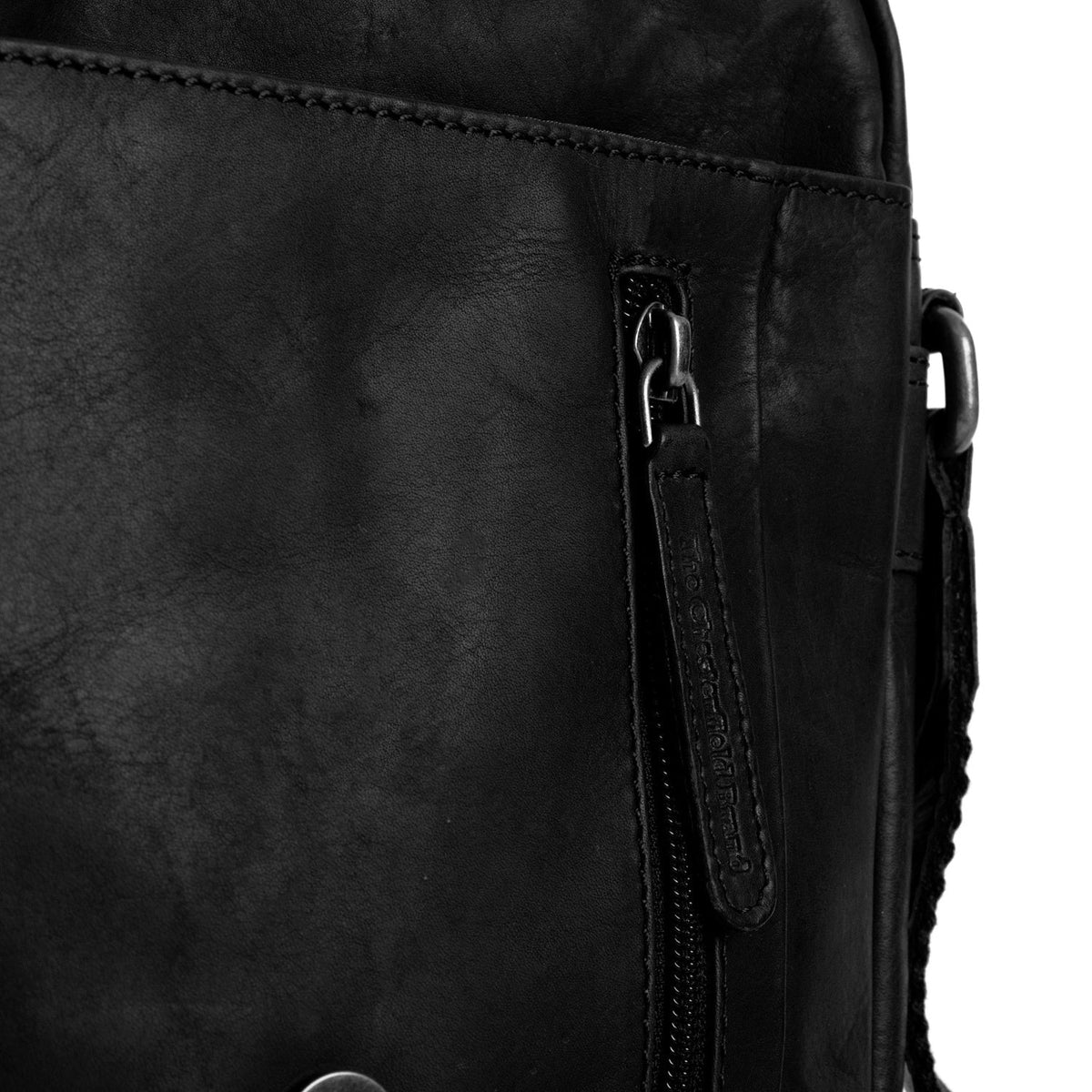 
Solid Antique Brass Hardware & Heavy-Duty Dual Zipper Detail on Remy Crossbody taske i læder