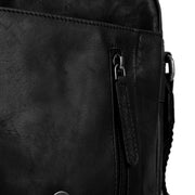
Solid Antique Brass Hardware & Heavy-Duty Dual Zipper Detail on Remy Crossbody taske i læder
