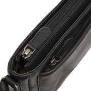 
Solid Antique Brass Hardware & Heavy-Duty Dual Zipper Detail on Southampton Crossbody taske i læder