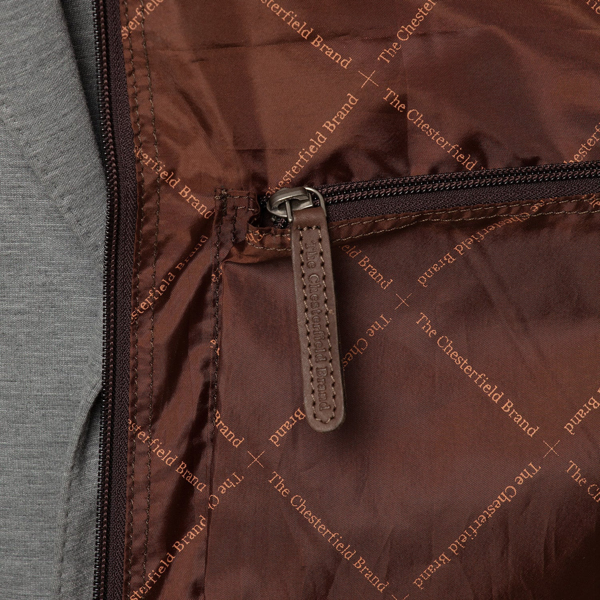 
På model:  Leather Garment Bag Josh på model med naturligt fald i dagslys