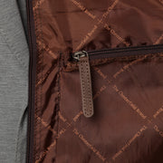
På model:  Leather Garment Bag Josh på model med naturligt fald i dagslys