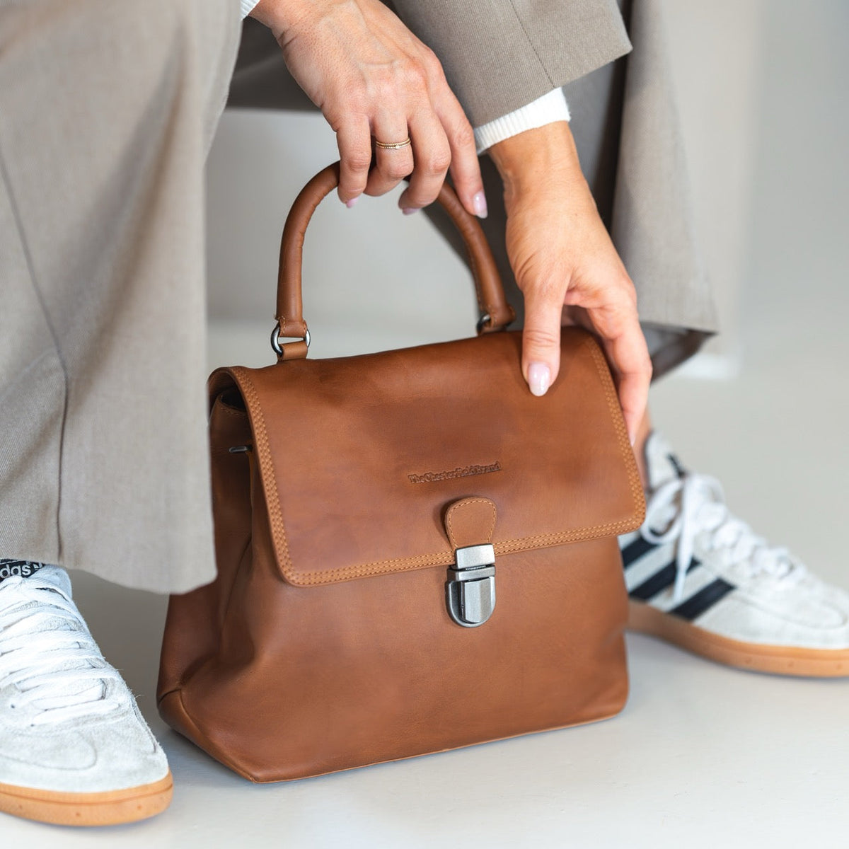 Styled Fit Perspective of Angera Full-Grain Leather Handbag til Kvinder on Model - Natural Daylight Drape