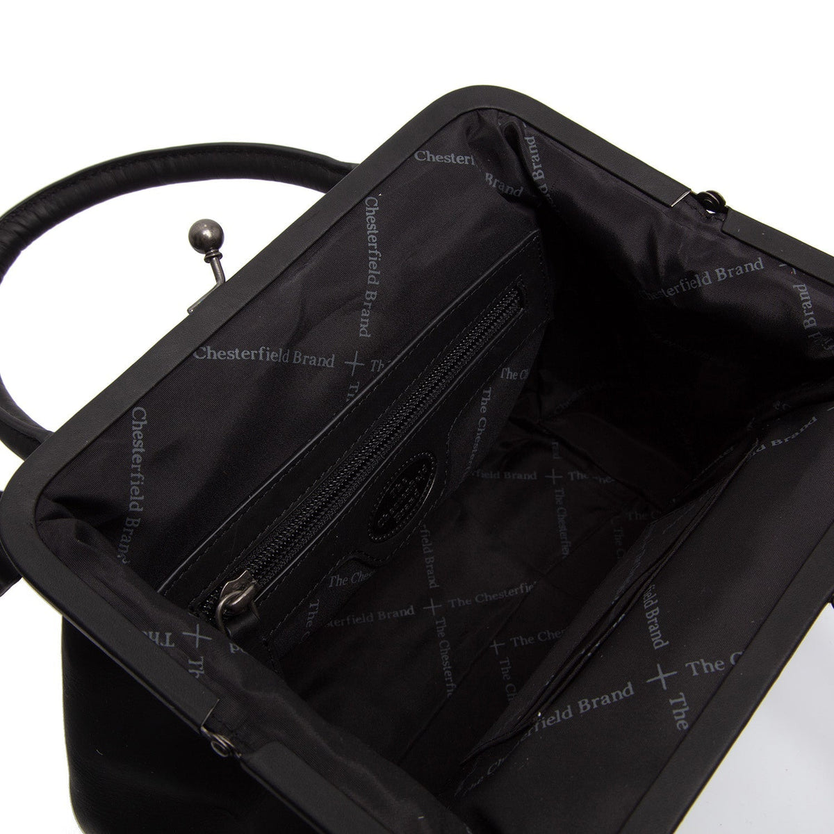 Close-Up Detail of Classic Collar &amp; Heavy-Duty Zipper Hardware on Chili Full-Grain Leather Handbag til Kvinder