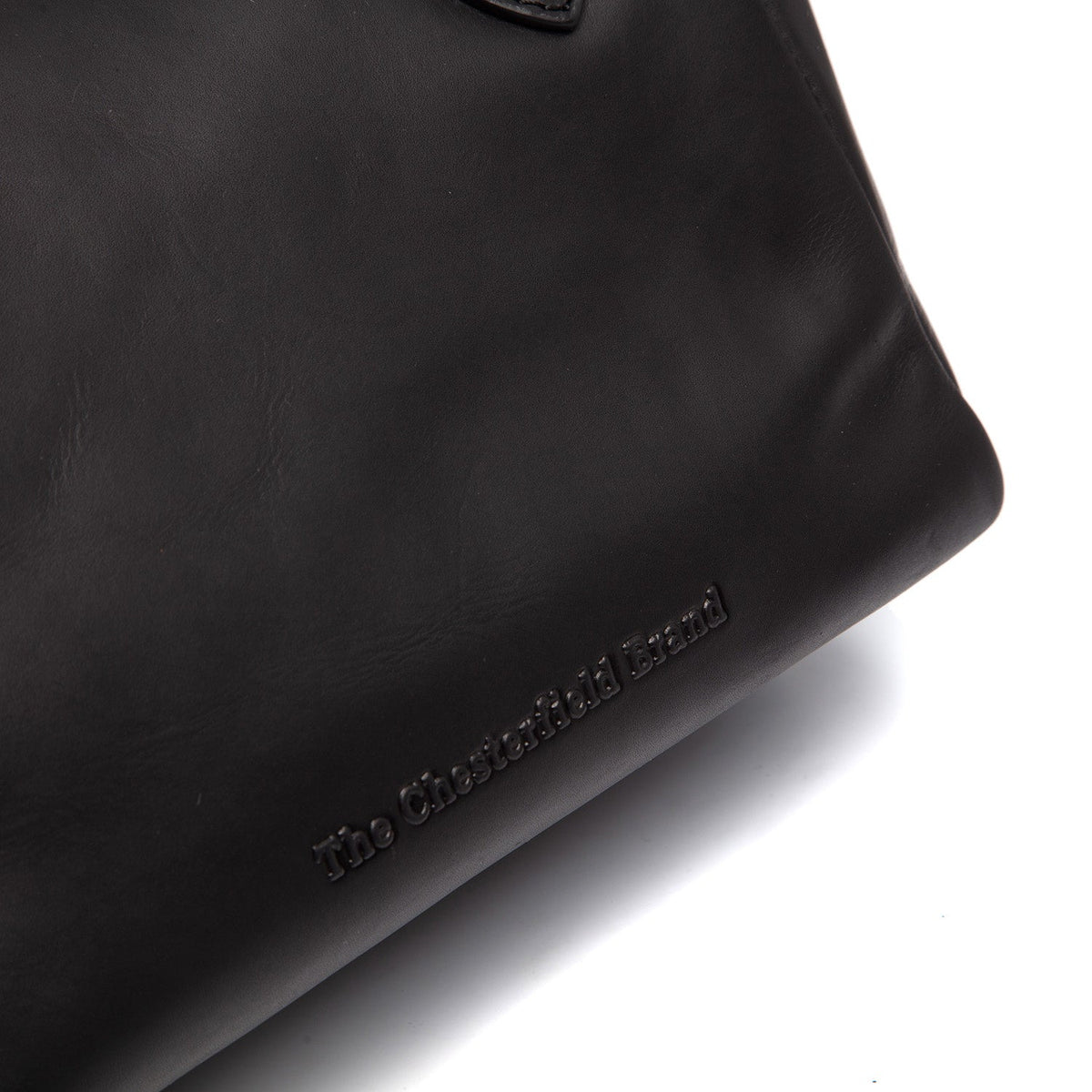 Chili Full-Grain Leather Handbag til Kvinder - Lateral Side Profile View Showing Sleeve Cut &amp; Athletic Taper Fit