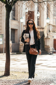 Styled Fit Perspective of Chili Full-Grain Leather Handbag til Kvinder on Model - Natural Daylight Drape