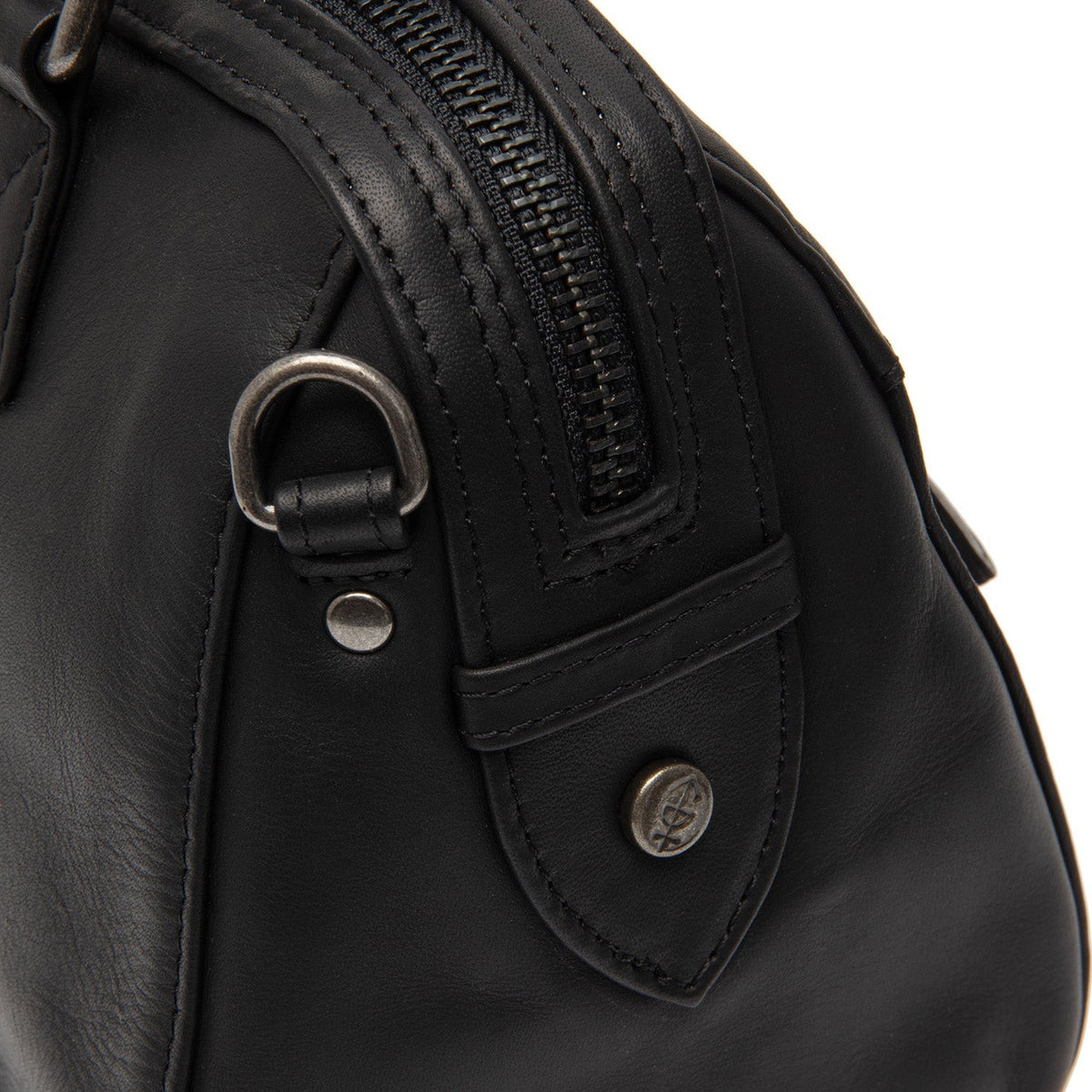 Close-Up Detail of Classic Collar &amp; Heavy-Duty Zipper Hardware on Dalford Full-Grain Leather Handbag til Kvinder