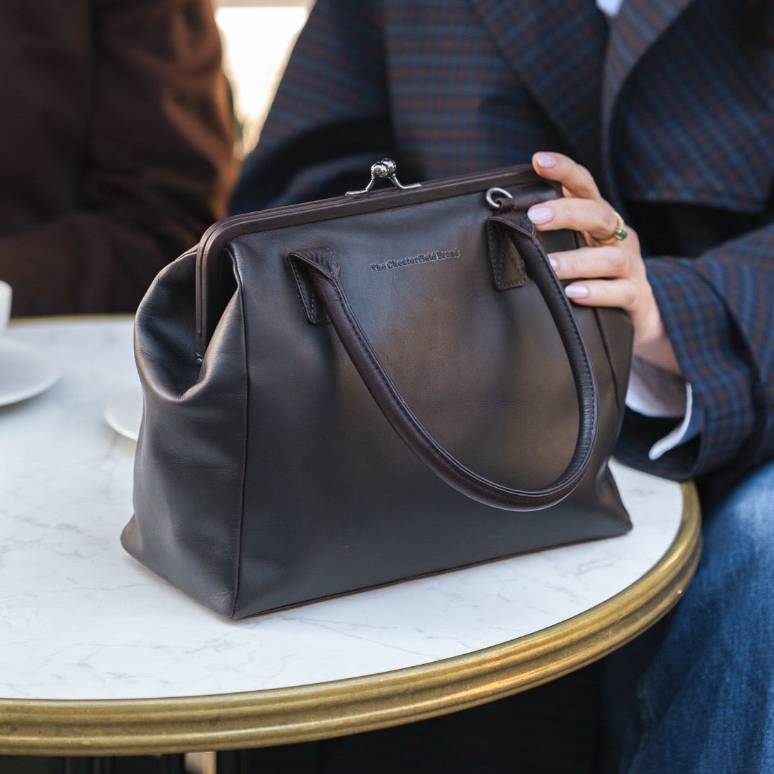Styled Fit Perspective of Dorin Full-Grain Leather Handbag til Kvinder on Model - Natural Daylight Drape