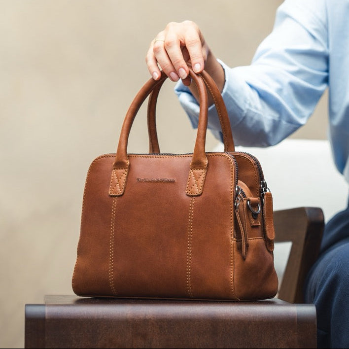 Styled Fit Perspective of Ezra Full-Grain Leather Handbag til Kvinder on Model - Natural Daylight Drape
