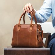 Styled Fit Perspective of Ezra Full-Grain Leather Handbag til Kvinder on Model - Natural Daylight Drape