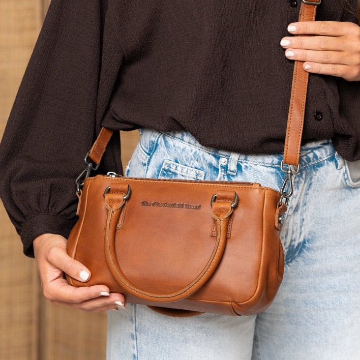 Styled Fit Perspective of Fenja Full-Grain Leather Handbag til Kvinder on Model - Natural Daylight Drape