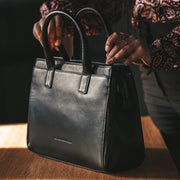 Garda Full-Grain Leather Handbag til Kvinder - Lateral Side Profile View Showing Sleeve Cut &amp; Athletic Taper Fit