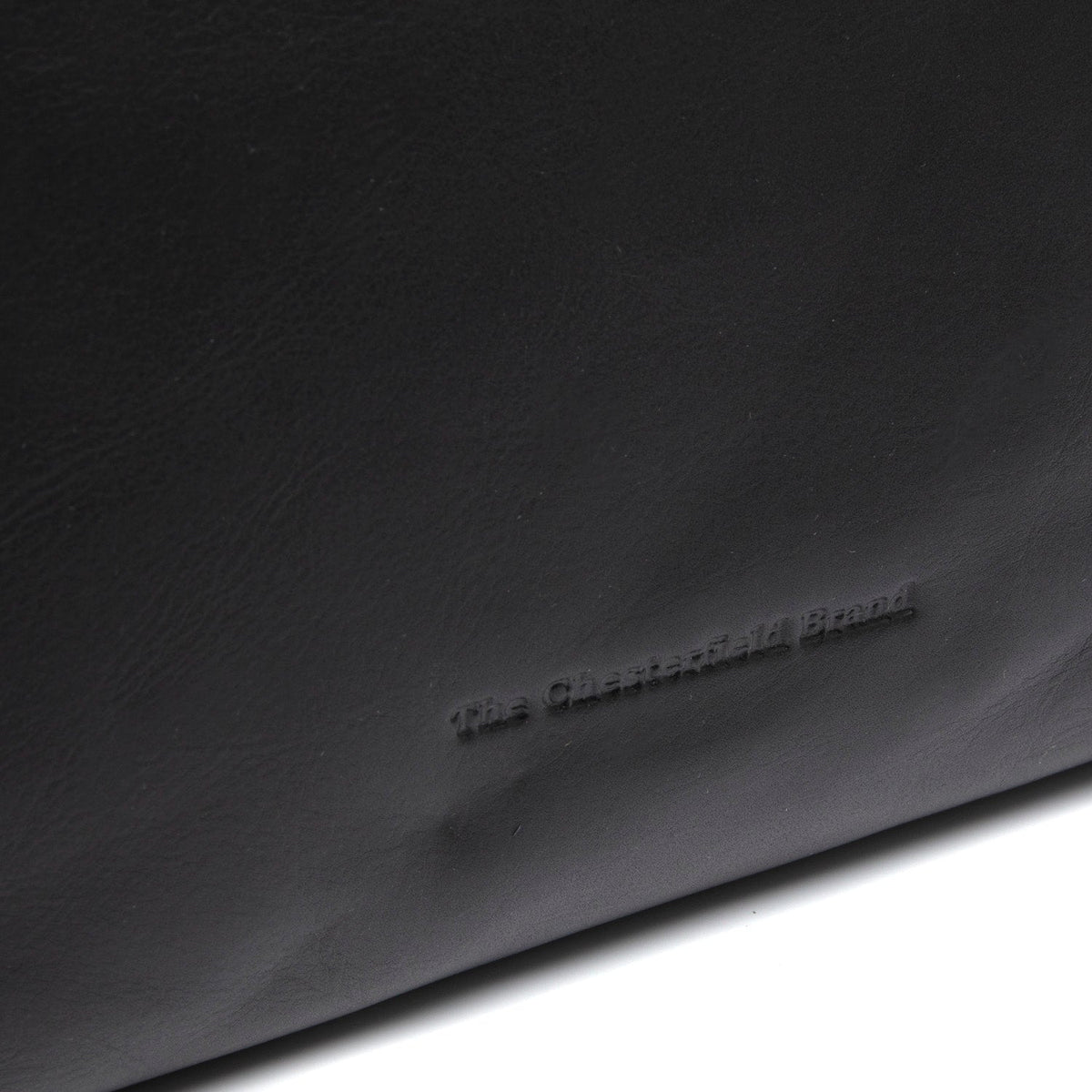 Close-Up Detail of Classic Collar &amp; Heavy-Duty Zipper Hardware on Hermosa Narvlæder Handbag