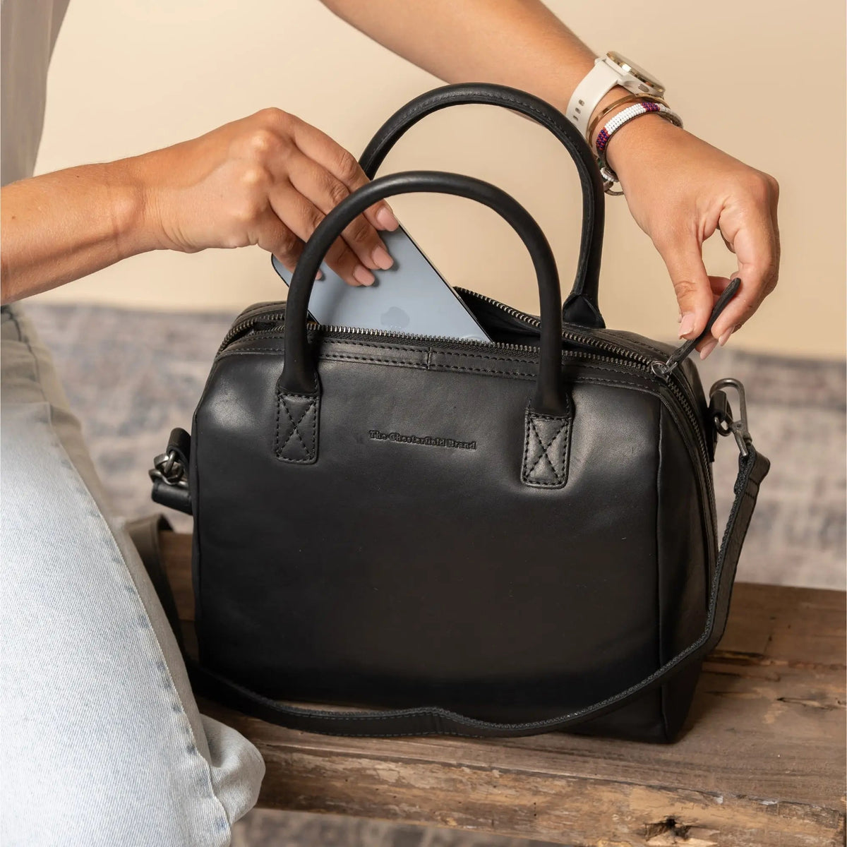 Langton Full-Grain Leather Handbag til Kvinder - Lateral Side Profile View Showing Sleeve Cut &amp; Athletic Taper Fit