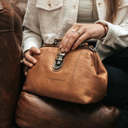
Tailored Rib Cuffs & Hem Craftsmanship Construction Detail on Rachael Håndtaske i læder