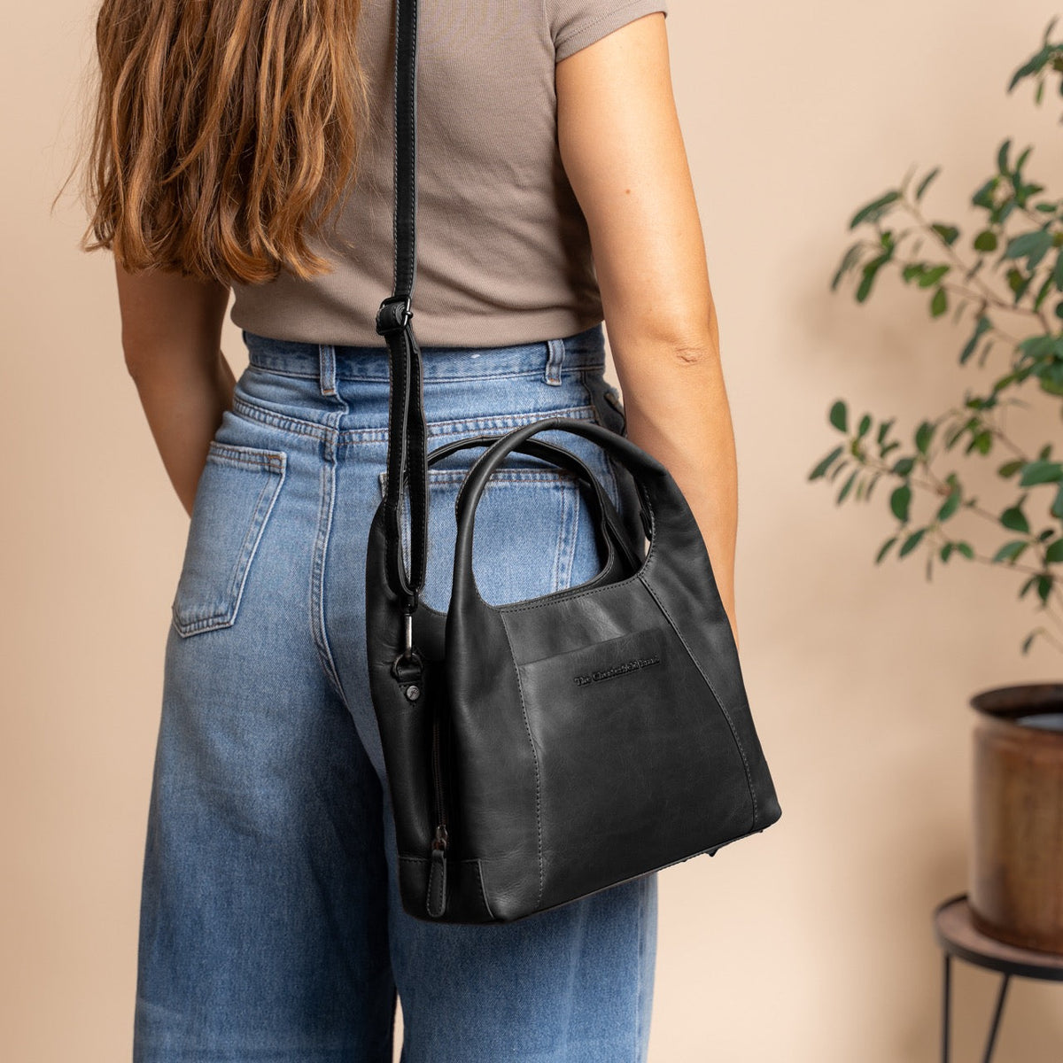 Salina Full-Grain Leather Handbag til Kvinder - Lateral Side Profile View Showing Sleeve Cut &amp; Athletic Taper Fit