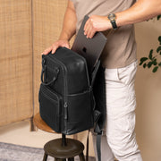Solid Antique Brass Hardware &amp; Heavy-Duty Dual Zipper Detail on Calden Full-Grain Leather Laptop Backpack til Kvinder