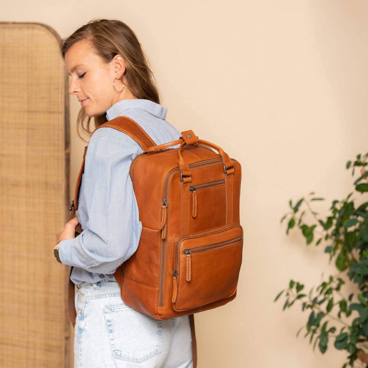 Calden Full-Grain Leather Laptop Backpack til Kvinder – alternate product view 3