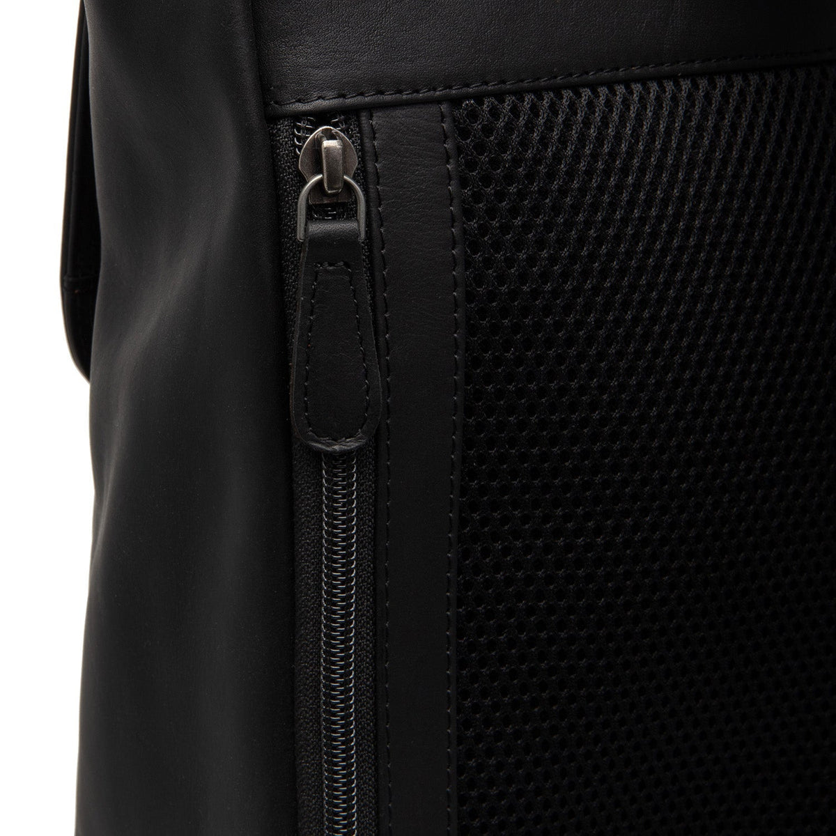 Solid Antique Brass Hardware &amp; Heavy-Duty Dual Zipper Detail on Farrow Full-Grain Leather Laptop Backpack til Kvinder