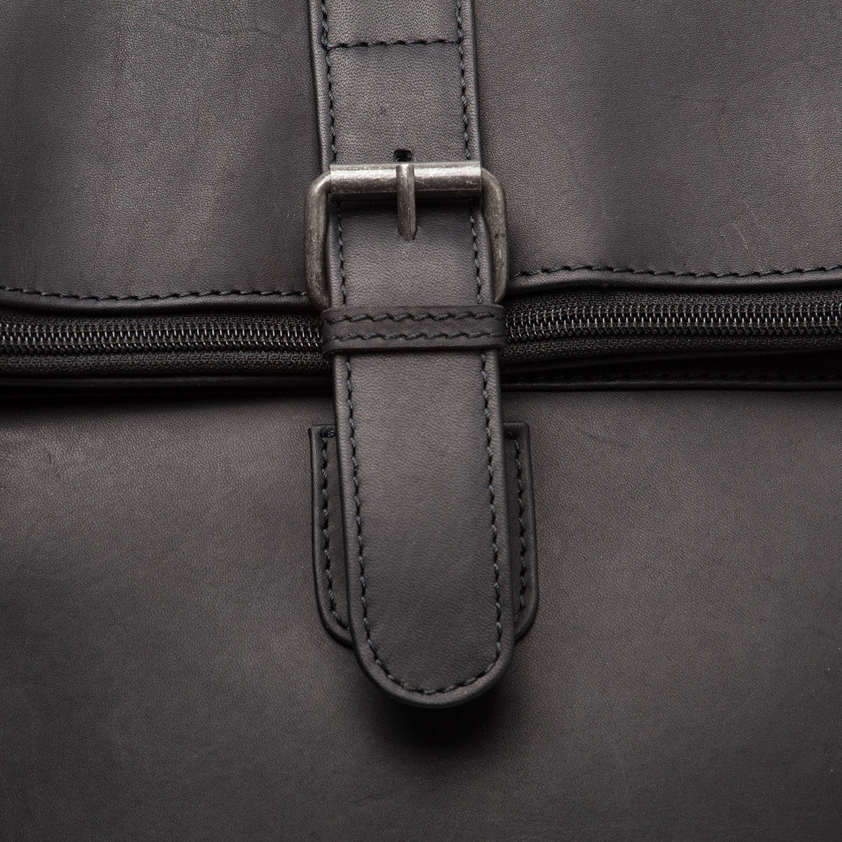 Solid Antique Brass Hardware &amp; Heavy-Duty Dual Zipper Detail on Larsson Full-Grain Leather Laptop Backpack til Kvinder